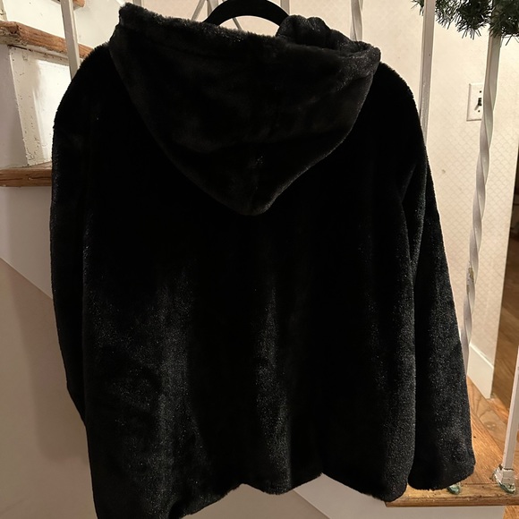 Plus size Faux fur hooded jacket, zip front - Picture 3 of 6